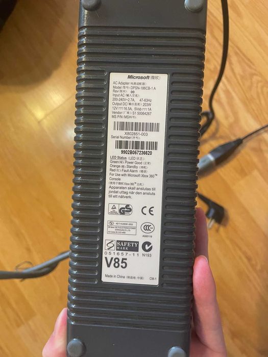 Xbox One (functional) 500 GB + 2 controllere (defecte)