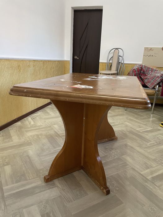 Деревянный стол.