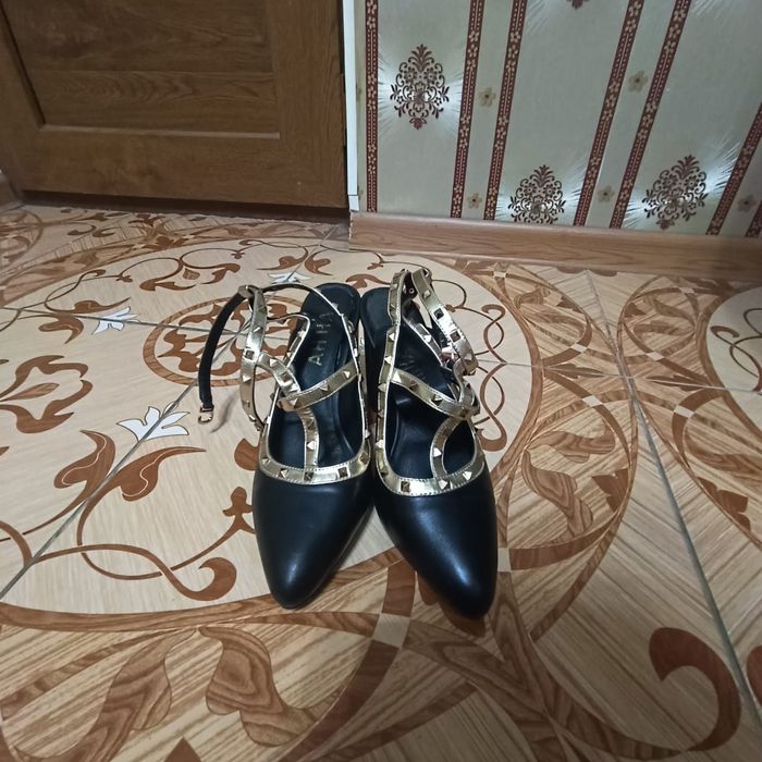 Продаются босоножки