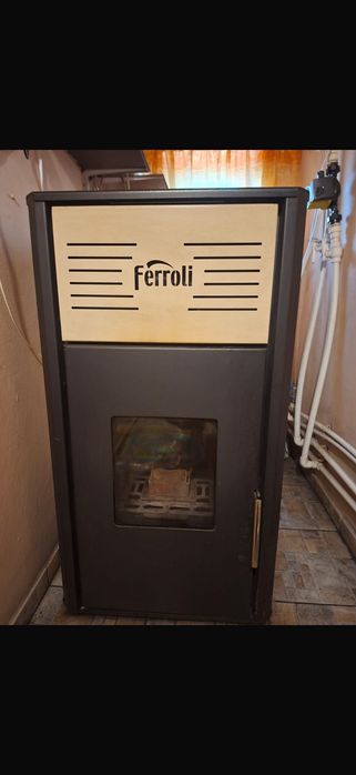 Centrala pe peleti 24kw,5000 ron. Vas expansiune 50 litri si robineti de legatura cu filtru ygrec inclus.