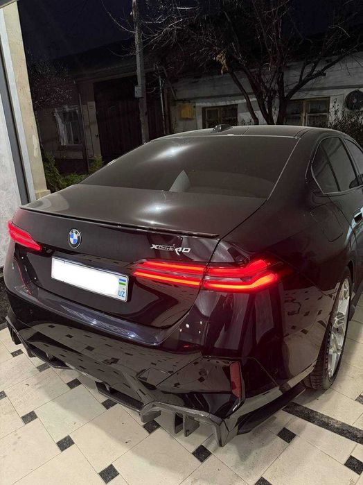 Продам BMW i5 xDrive40 в M-Perfomance обвесе + навароты , официальная