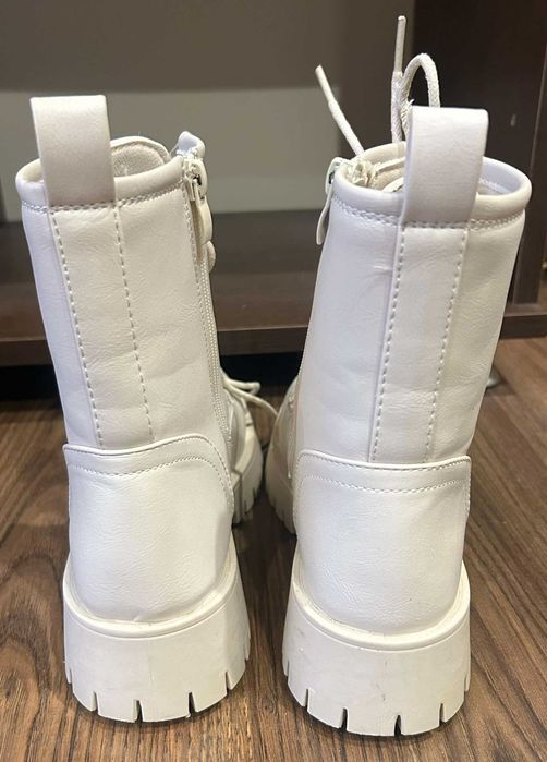 Дамски боти в телесен цвят