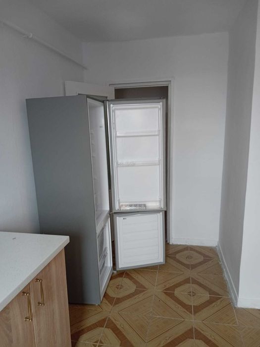 Inchiriez apartament cu 3  camere  semidecomandat in centru