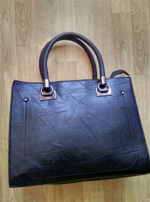 Geanta neagra cu mânere împletite