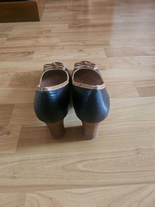 Vând pantofi eleganți din piele