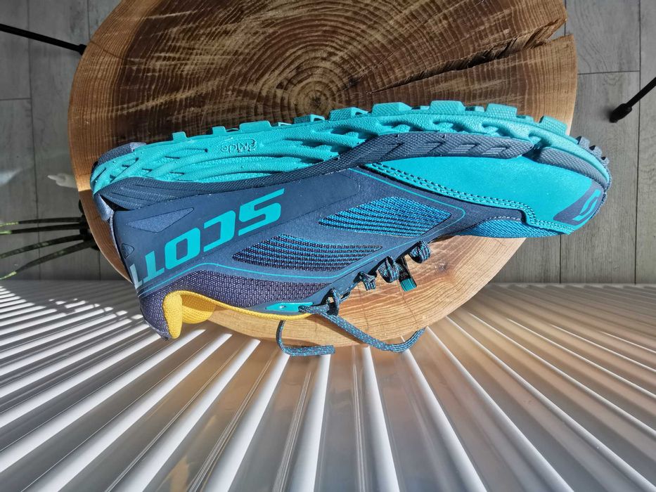 Adidași Scott, nr44, Noi