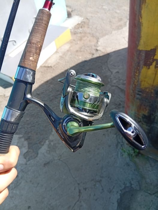 Продам спиннинг с катушкой и шнуром 0.18