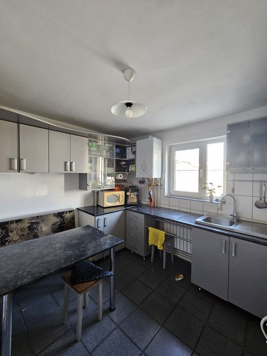 Se vinde mobilă de bucătărie inclusiv si colțarul.