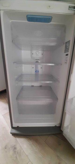 Продавам хладилник LG