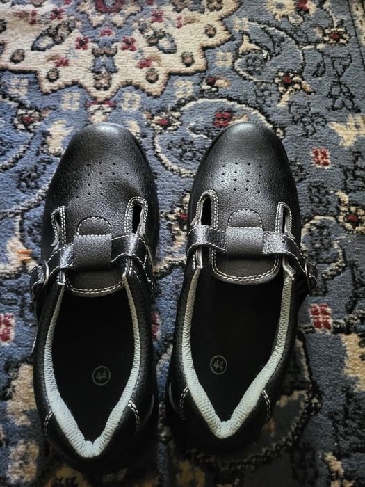 Продам сандалии рабочие новые  44 размер