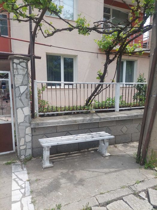 Входна врата и ограда
