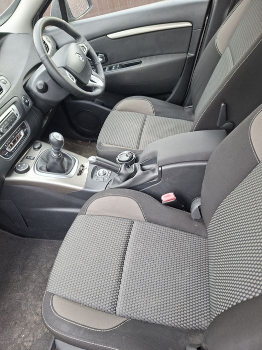 Dezmembrez Renault scenic 3 x mode  motor  1.6 dci.  120000 km reali
