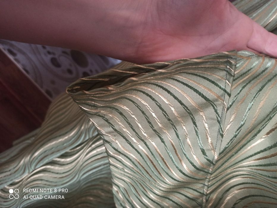 Продам шторы зелёные.