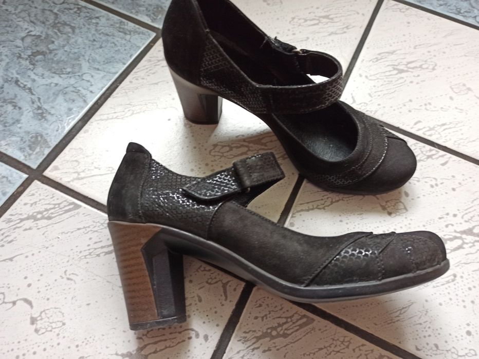 Продавам черни обувки от естествен набук удобни номер 38