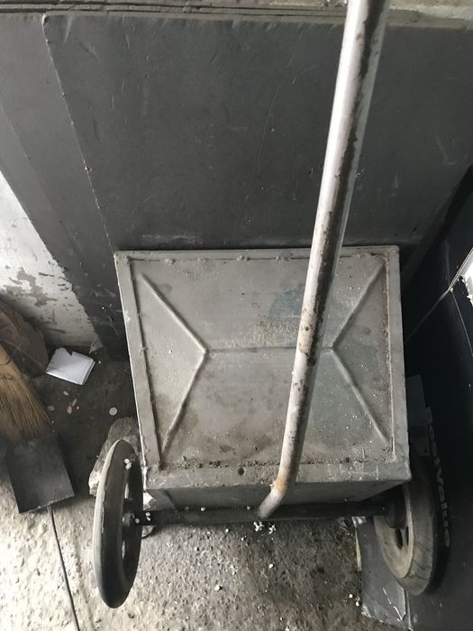 Carucior manual tip container