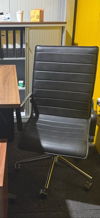 Vand urgent birou mare cu picioare reglabile +scaun managerial,ca noi