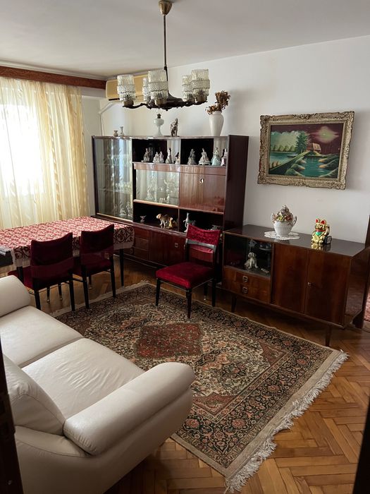De închiriat Apartament 3 camere, zona Cina, etaj 3