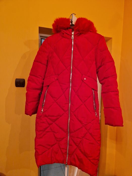 Ярка червена парка с пухена качулка