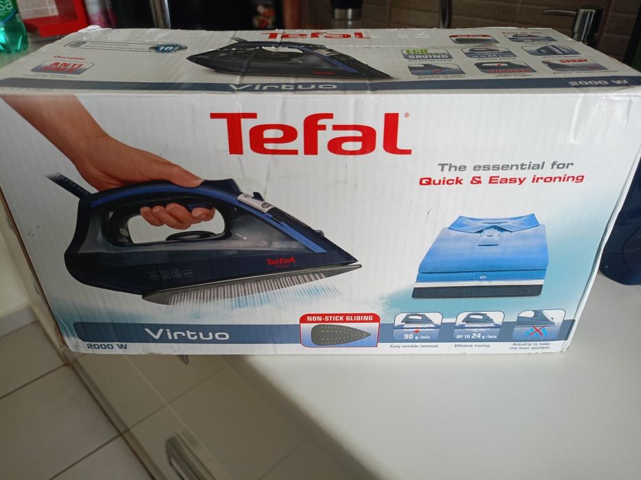Vând fier de călcat Tefal Virtuo talpa ceramica produs de calitate.