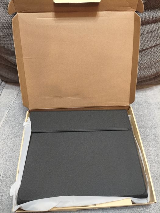 Husă cu tastatură pt iPad Air 13” M3 2025  M2 2024 și iPad Pro 12.9”