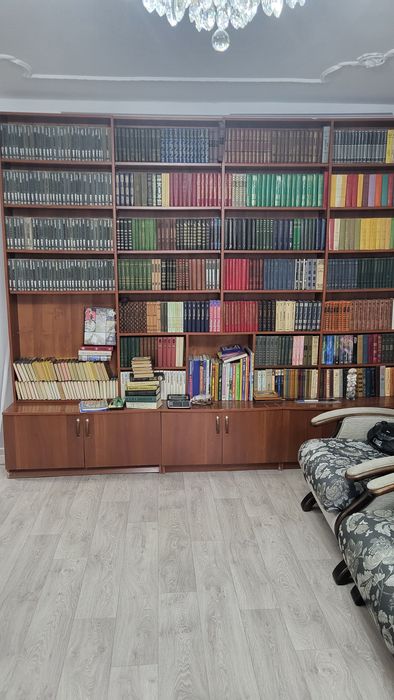 Продам книжный шкаф