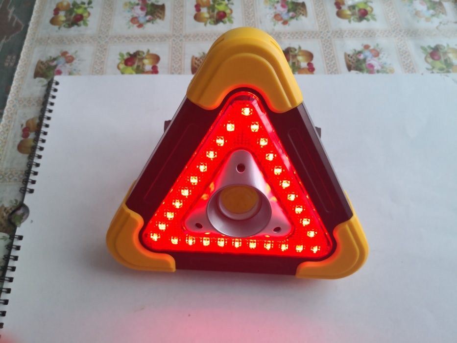 Triunghi reflectorizant 3in1 lanterna, baterie solara, triunghi