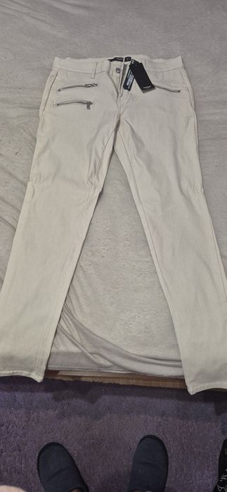 Vand pantaloni de dama firma mango.