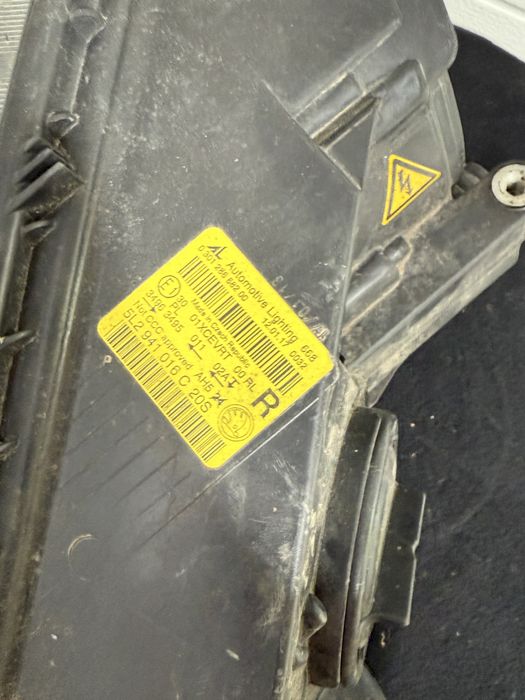 Far dreapta cu xenon Skoda Yeti 2013 - 2017 cu prinderi rupte