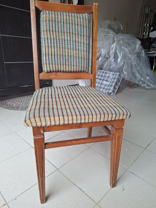 Стул деревянный цвета орех