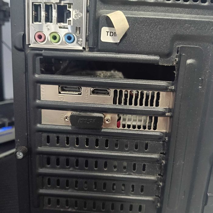 Продава се геймърски компютър на части  + 22" Full HD монитор Samsung