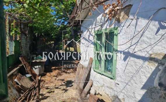 Къща с двор в Центъра на Дебелец