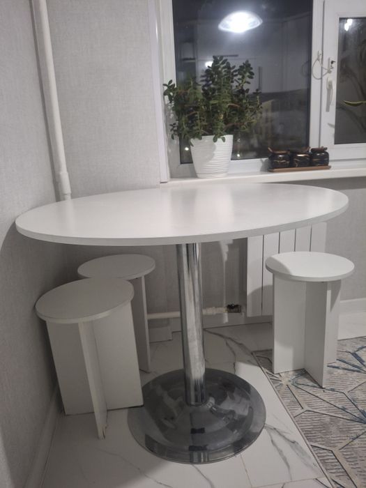 Стол со стульями