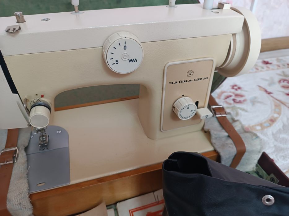 Продам НОВУЮ швейную машинку ЧАЙКА 132М