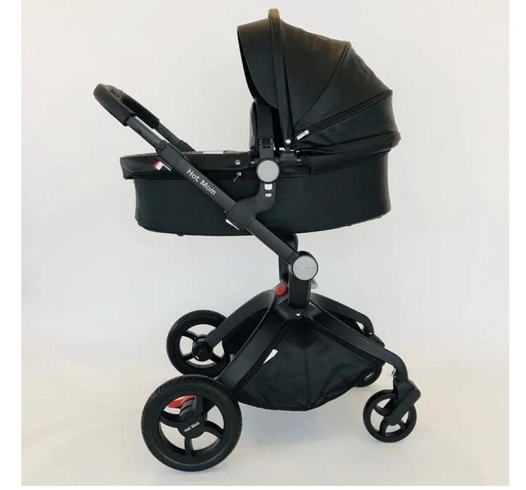 Детская коляска чёрного цвета