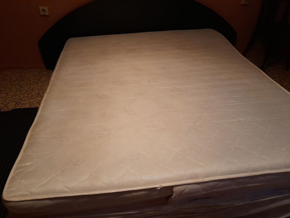 Спалня с матрак.