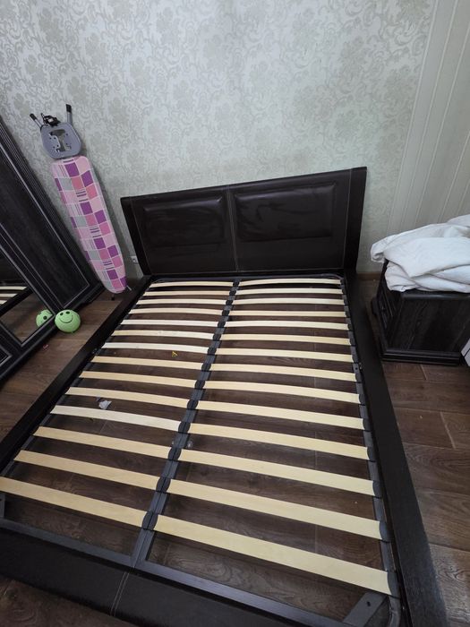 Продается двуспальная кровать  с матрасом