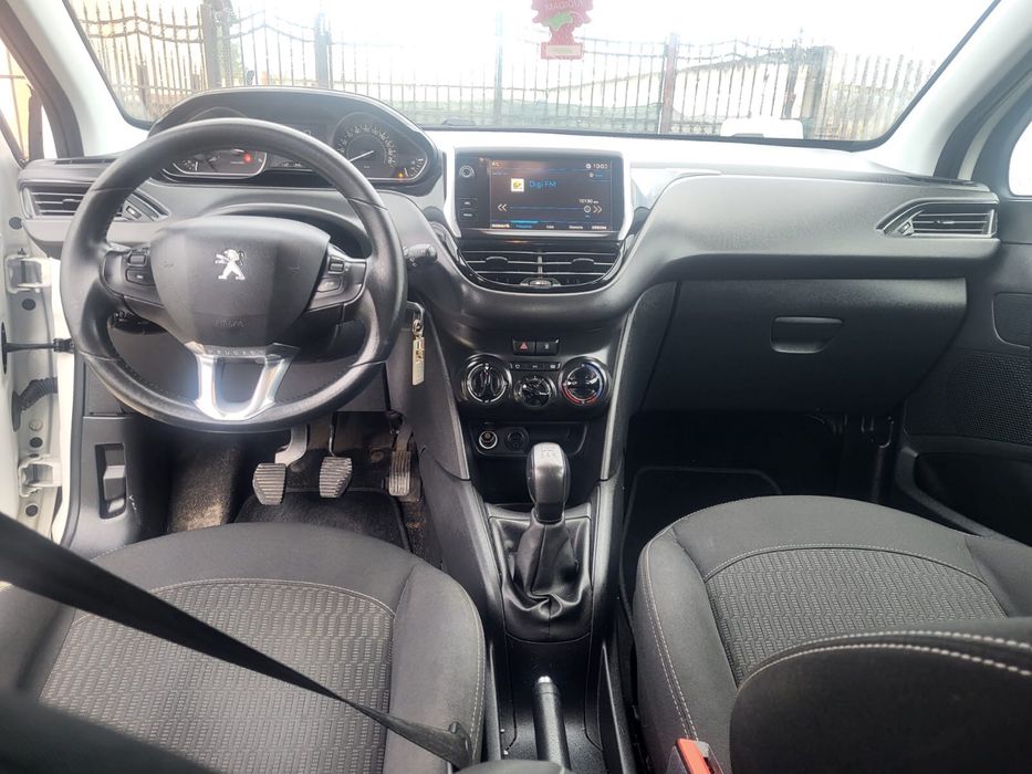 Vand sau schimb Peugout 208 an 2017