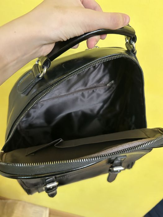 Лакированная сумка-рюкзак