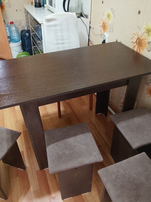 Продам кухонный стол и стулья.
