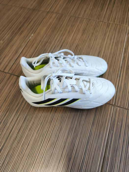 Vand crampoane adidas albi, numarul 35