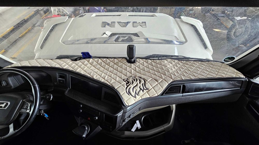 Кожено покривало за табло за MAN TGX 2020+ различни цветове и бродерия