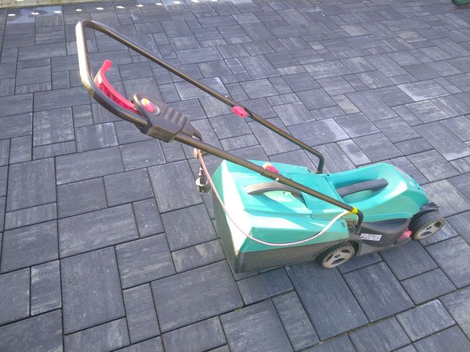 Mașină de tuns iarba Bosch