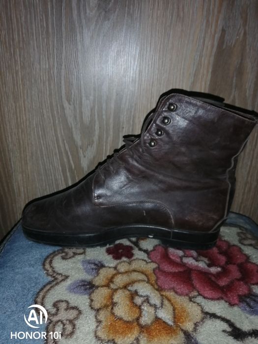 Продаются женские ботинки.