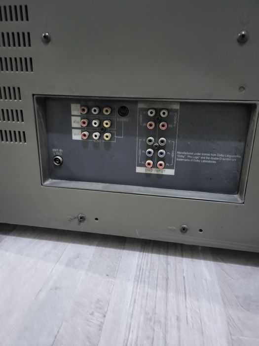 LG телевизор на колесиках