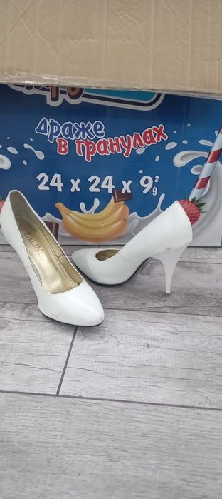 Продам белые туфли