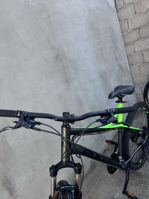 Vând Bicicletă MTB Hardtail BULLS SHARPTAIL 2 – Negru Neon, Frâne Hidraulice, Stare Foarte Bună