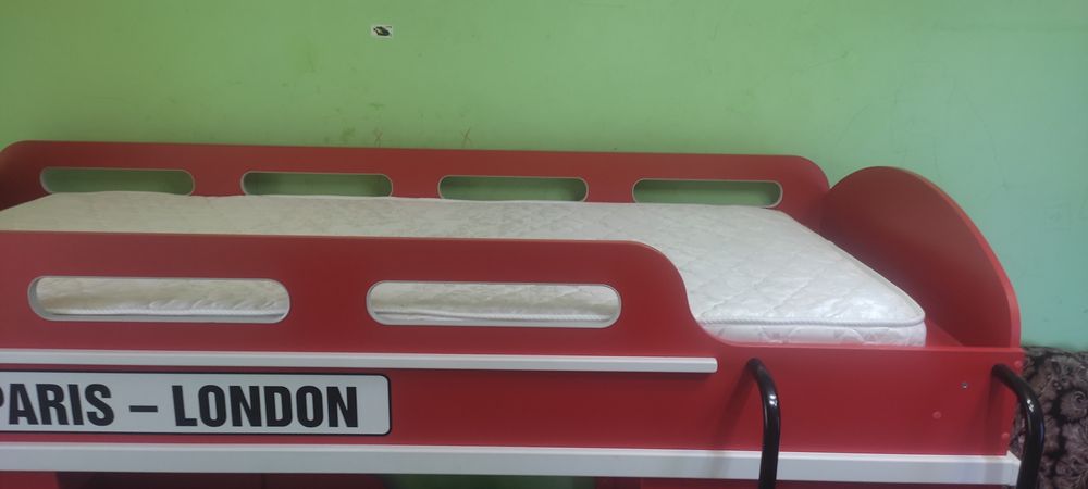 Кровать детская  двухярусная