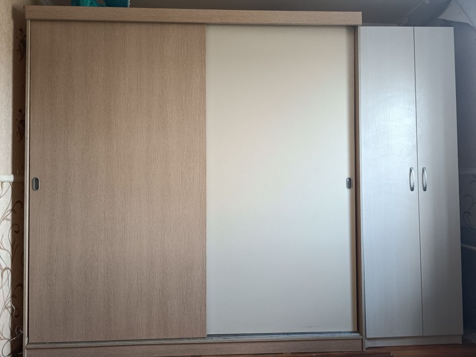 Продам 2 шкафа. И к нему третий бесплатно.  Цена указана за 2 шкафа.