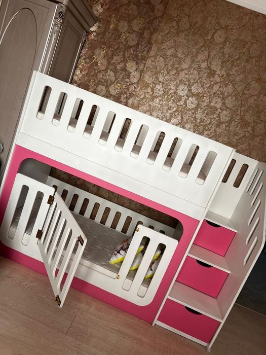 Кровать двухярусная для девочек+стол и стулья