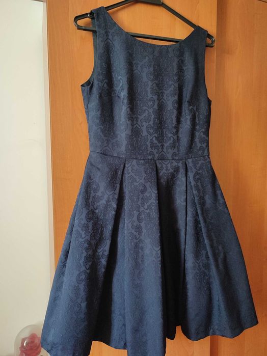 Синя рокля на Lucy